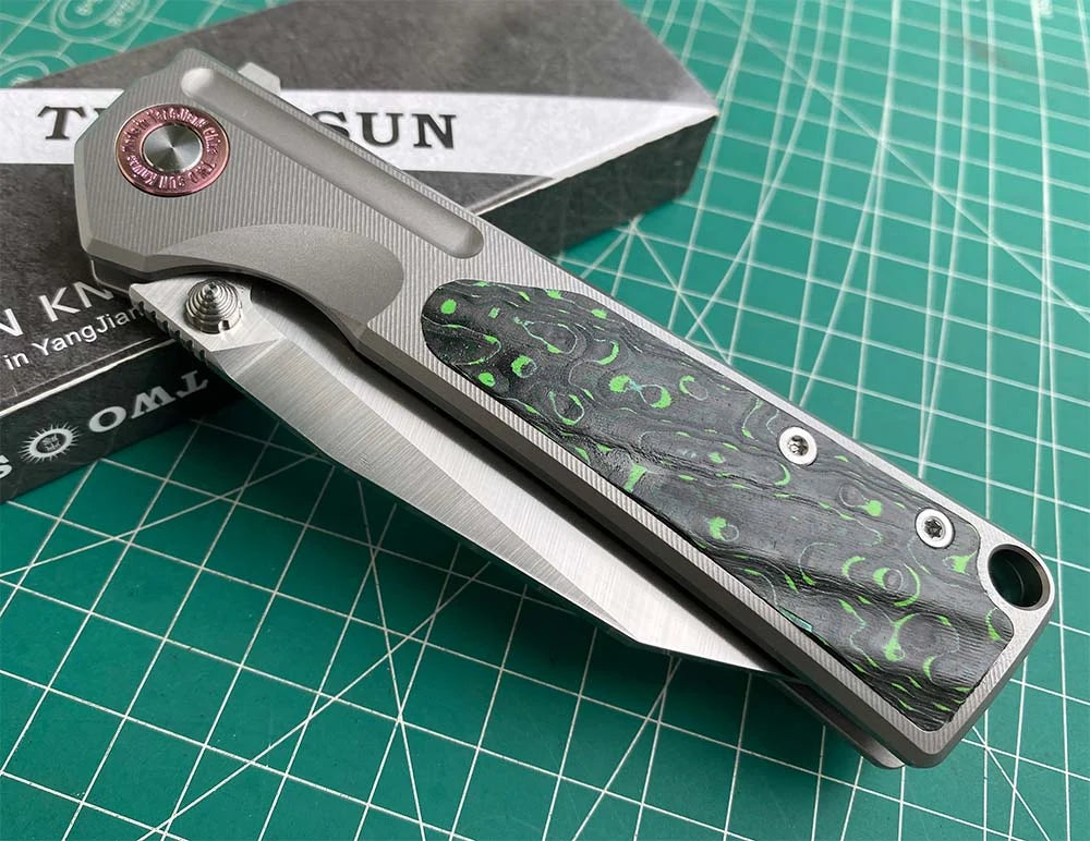 TWOSUN FOLDING KNIFE COLOR CARBON FIBER/TITANIUM HANDLE M390 EDGE TS510 SAND