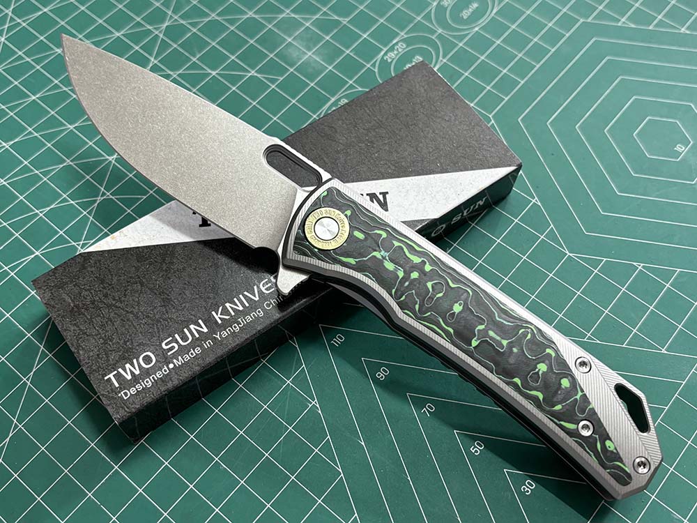 TWOSUN FOLDING KNIFE CARBON FIBER/COLOR TITANIUM HANDLE M390 EDGE TS502-SAND