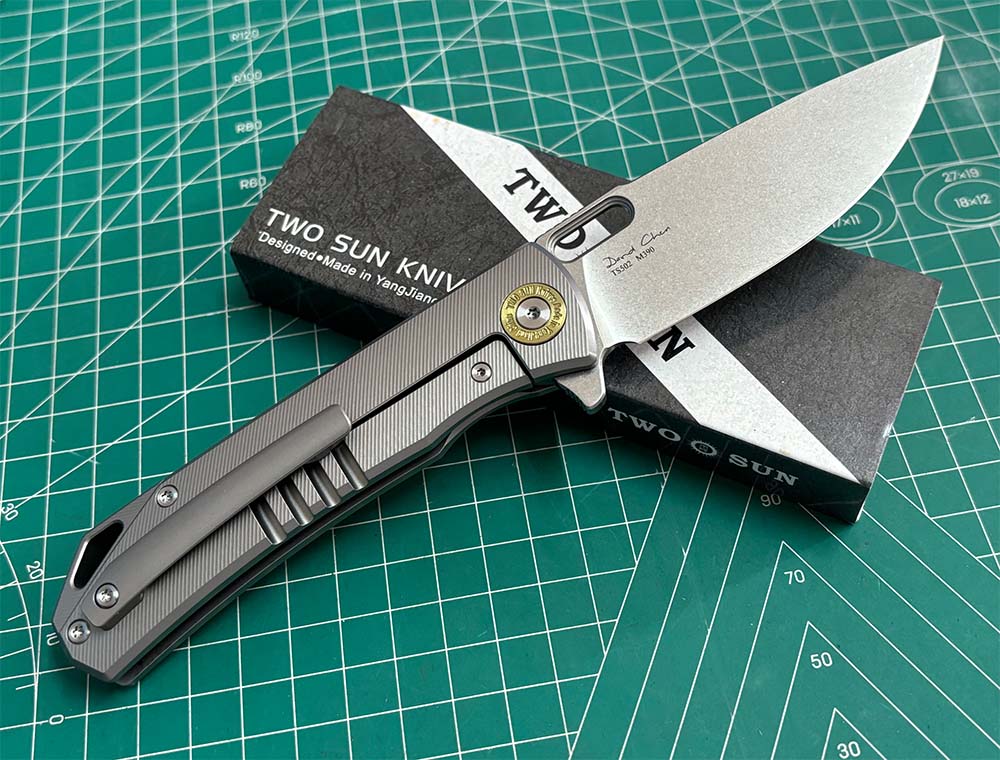 TWOSUN FOLDING KNIFE CARBON FIBER/COLOR TITANIUM HANDLE M390 EDGE TS502-SAND