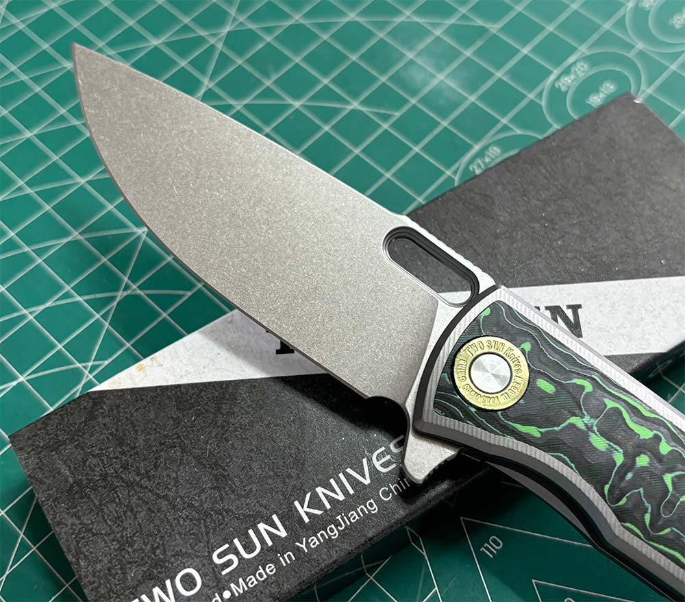 TWOSUN FOLDING KNIFE CARBON FIBER/COLOR TITANIUM HANDLE M390 EDGE TS502-SAND