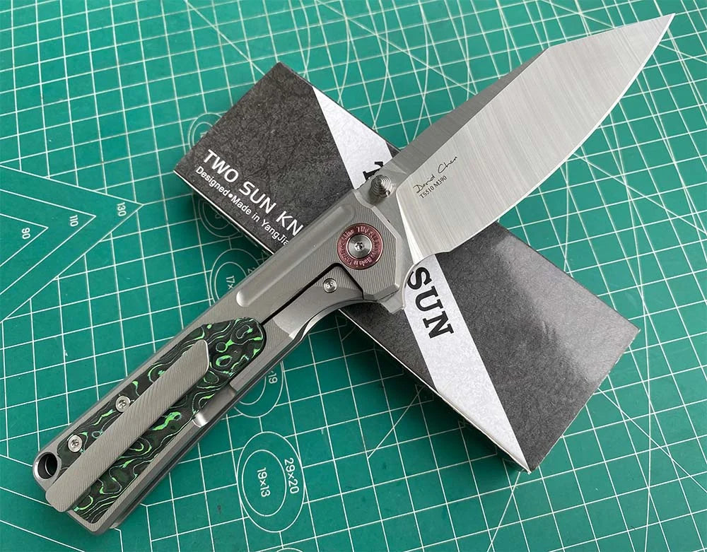 TWOSUN FOLDING KNIFE COLOR CARBON FIBER/TITANIUM HANDLE M390 EDGE TS510 SAND