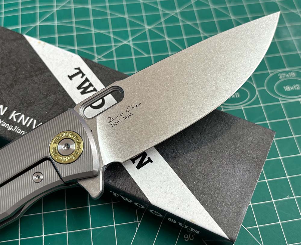 TWOSUN FOLDING KNIFE CARBON FIBER/COLOR TITANIUM HANDLE M390 EDGE TS502-SAND