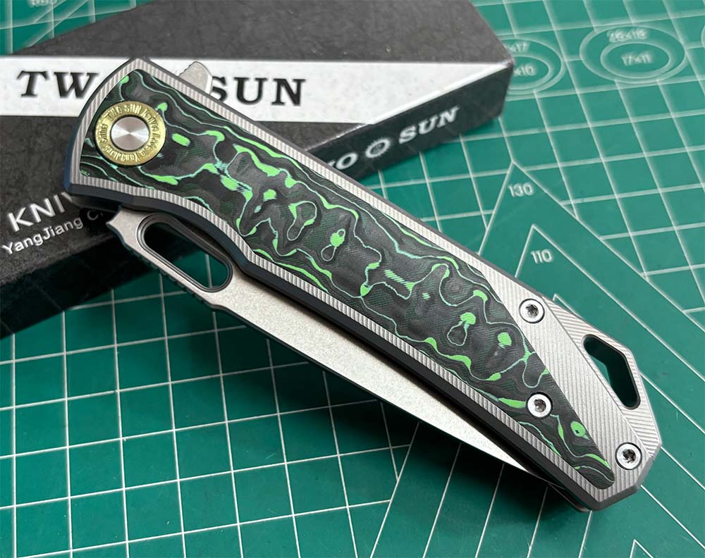 TWOSUN FOLDING KNIFE CARBON FIBER/COLOR TITANIUM HANDLE M390 EDGE TS502-SAND