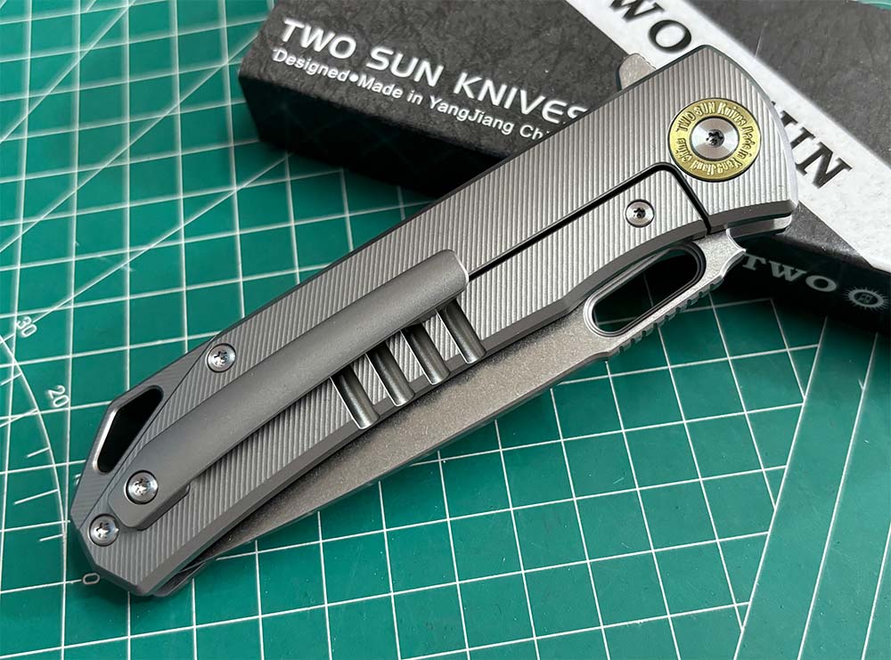 TWOSUN FOLDING KNIFE CARBON FIBER/COLOR TITANIUM HANDLE M390 EDGE TS502-SAND