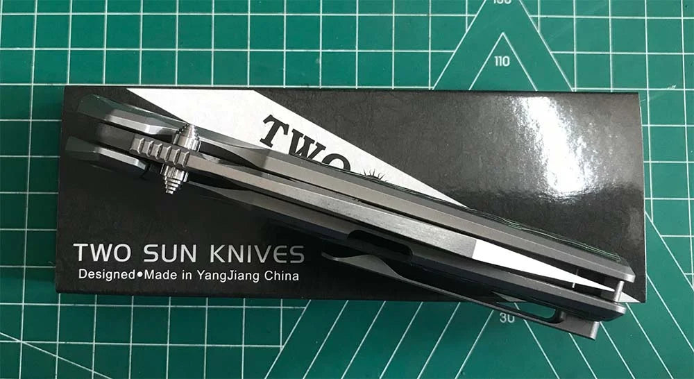 TWOSUN FOLDING KNIFE COLOR CARBON FIBER/TITANIUM HANDLE M390 EDGE TS510 SAND